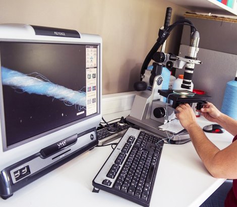 Recherche textile sur microscope et ordinateur